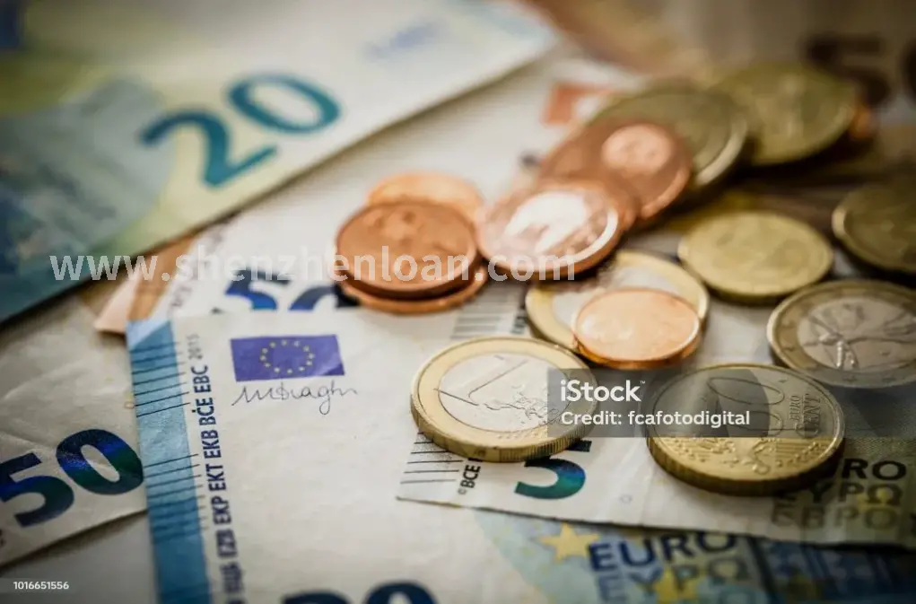 一个人坐在电脑前，表情凝重地看着屏幕上的数字